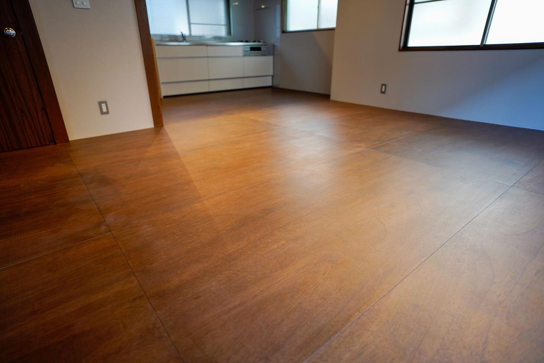 中野区上高田の賃貸物件/床はラワン材の合板。表面をやすりで丁寧に整え、オイルステインを塗装しています
