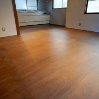 中野区上高田の賃貸物件/床はラワン材の合板。表面をやすりで丁寧に整え、オイルステインを塗装しています