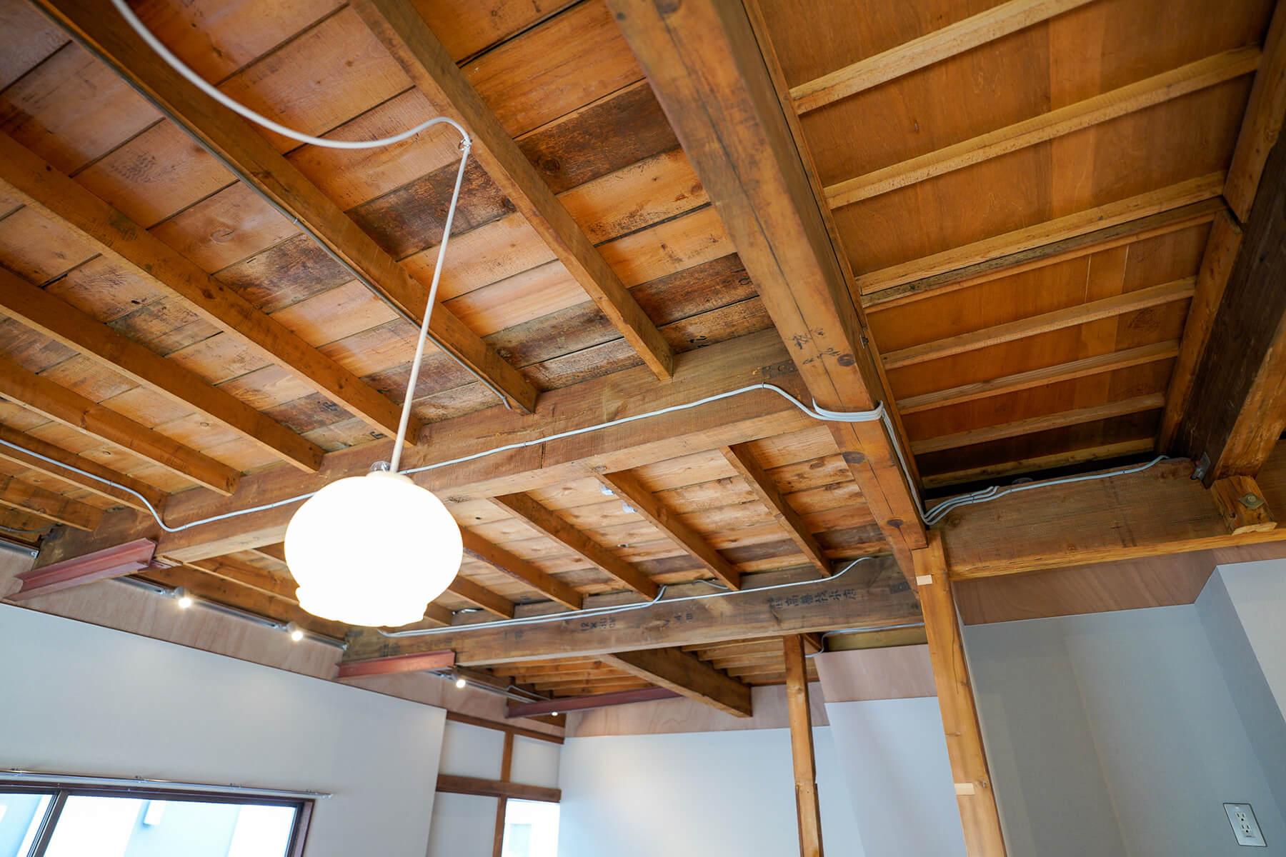 中野区上高田の賃貸物件/天井は2階の床組み現しの仕上げです