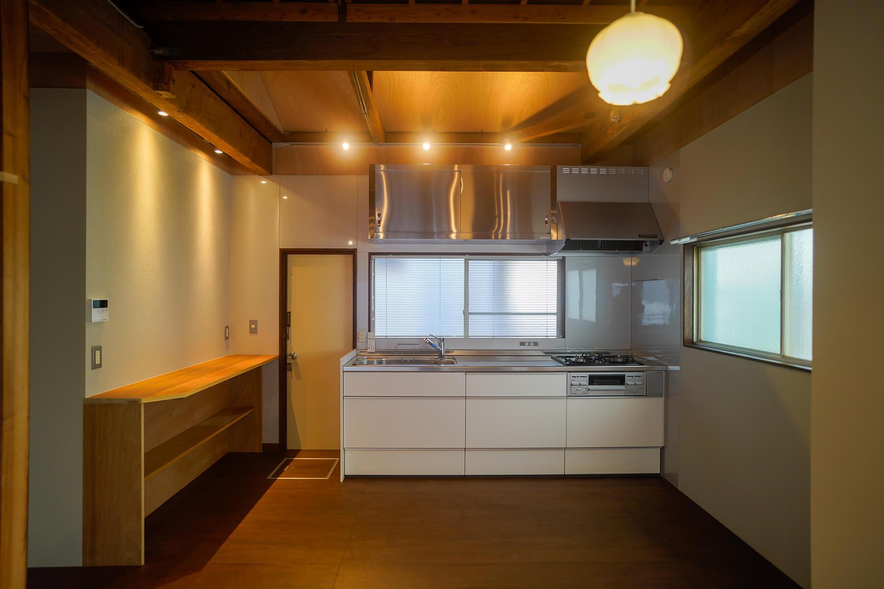 中野区上高田の賃貸物件/キッチンはシンプルなものですが、幅が約2.7mあるので使いやすそう。調理家電や食器棚の置き場所も想定された設計になっています