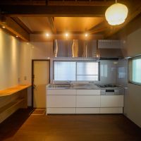 中野区上高田の賃貸物件/キッチンはシンプルなものですが、幅が約2.7mあるので使いやすそう。調理家電や食器棚の置き場所も想定された設計になっています