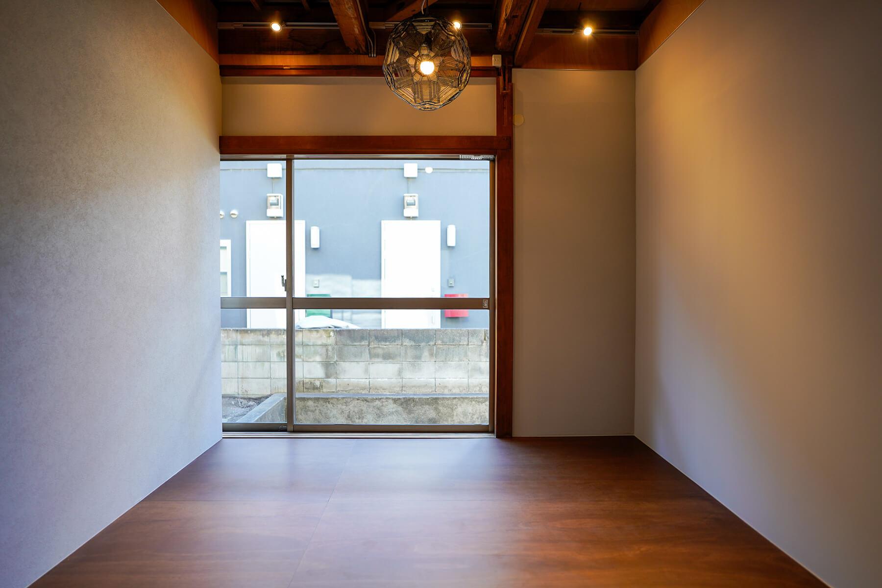 中野区上高田の賃貸物件/約4.4畳の広さの洋室1。住居兼事務所の「事務所」」や住居兼店舗の「店舗」に使うと良さそうな空間です