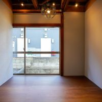 中野区上高田の賃貸物件/約4.4畳の広さの洋室1。住居兼事務所の「事務所」」や住居兼店舗の「店舗」に使うと良さそうな空間です