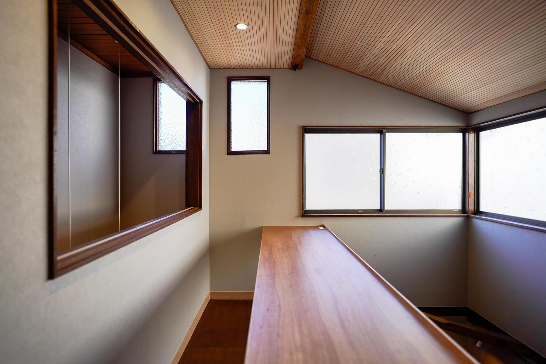 中野区上高田の賃貸物件/2階のスタディエリア。幅約3mの大きな机にはコンセントも内蔵されています