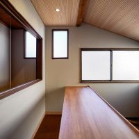 中野区上高田の賃貸物件/2階のスタディエリア。幅約3mの大きな机にはコンセントも内蔵されています