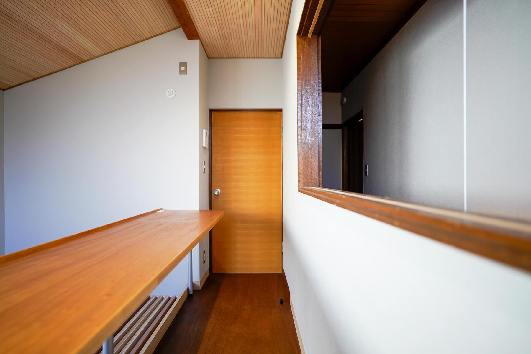 中野区上高田の賃貸物件/元々階段側に開口がありました。おそらく階段を明るくする工夫なのではないかと思います