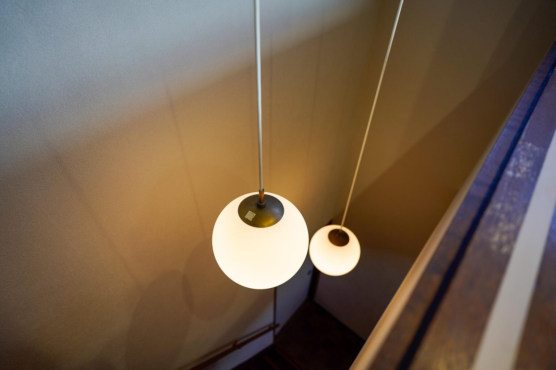 中野区上高田の賃貸物件/階段の照明は元からあったもので、長く使えるように今回電気配線などを交換してもらいました