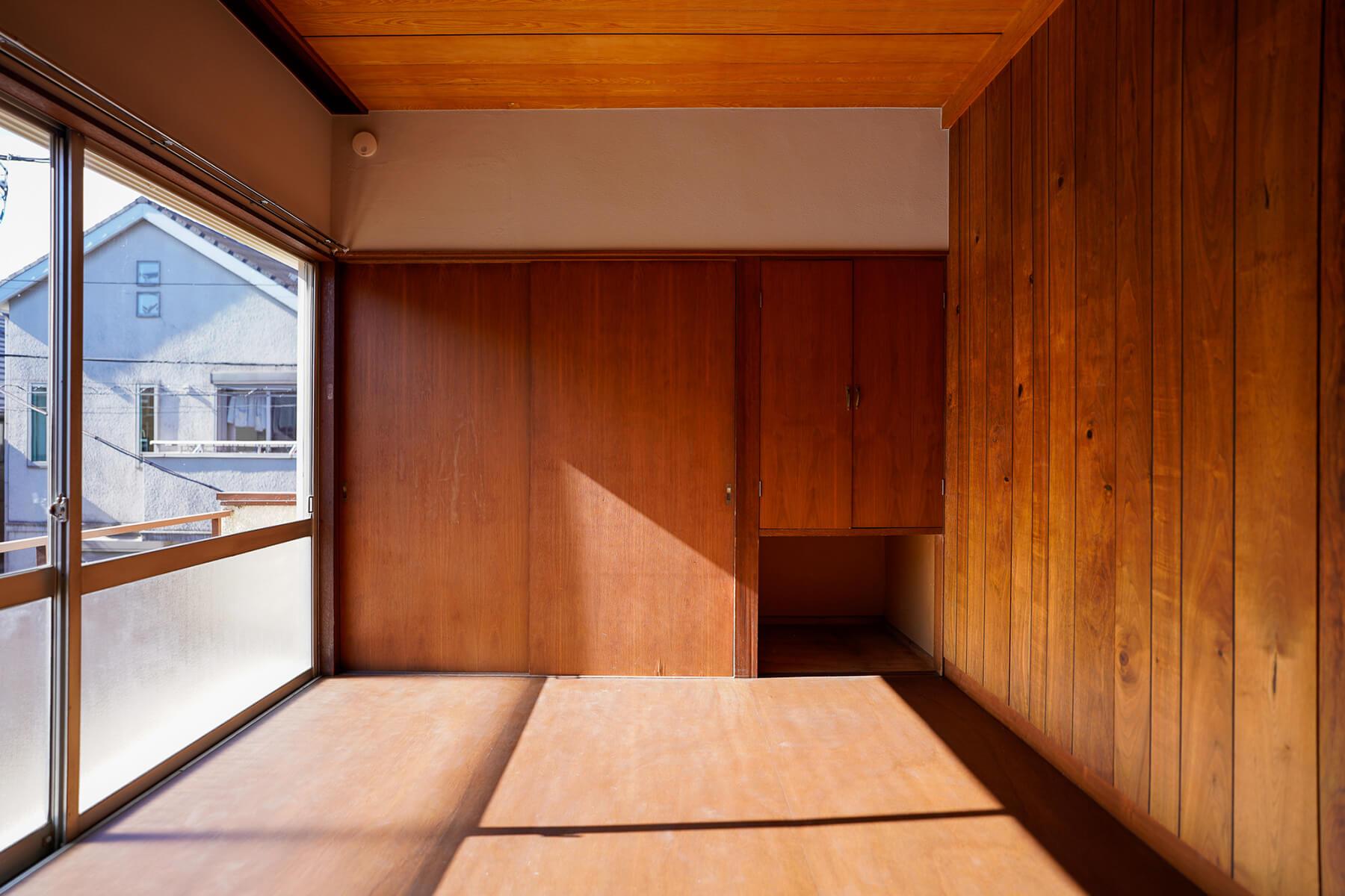 中野区上高田の賃貸物件/2階の洋室2。約6畳の広さです。この部屋の内装はあまり変えていません。変えたのは床、照明、一部の壁のみです