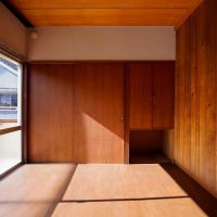 中野区上高田の賃貸物件/2階の洋室2。約6畳の広さです。この部屋の内装はあまり変えていません。変えたのは床、照明、一部の壁のみです