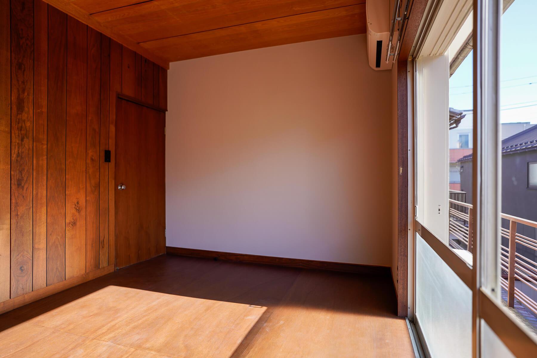 中野区上高田の賃貸物件/写真左の木材の壁や天井は変えていません