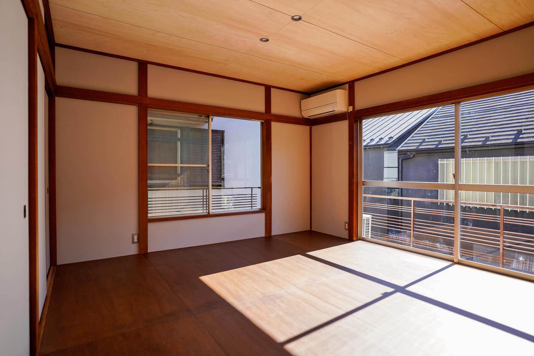 中野区上高田の賃貸物件/約8畳の寝室。明るく、2面に窓があるので風通しも良いです