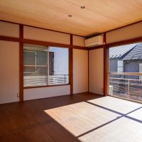 中野区上高田の賃貸物件/約8畳の寝室。明るく、2面に窓があるので風通しも良いです