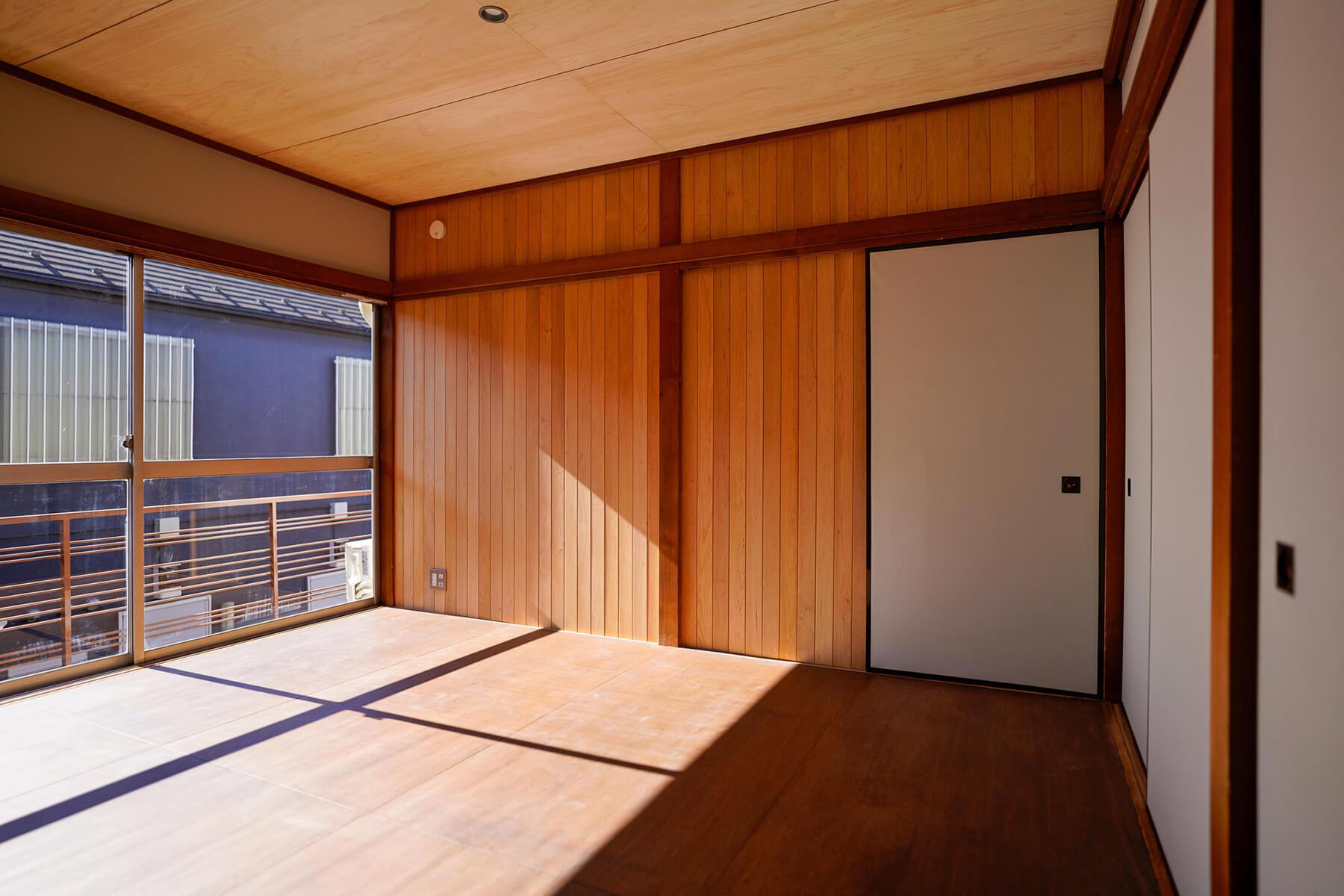 中野区上高田の賃貸物件/写真正面の木材の壁は、工務店さんの倉庫に余っていたものを好意で施工していただきました