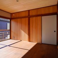 中野区上高田の賃貸物件/写真正面の木材の壁は、工務店さんの倉庫に余っていたものを好意で施工していただきました