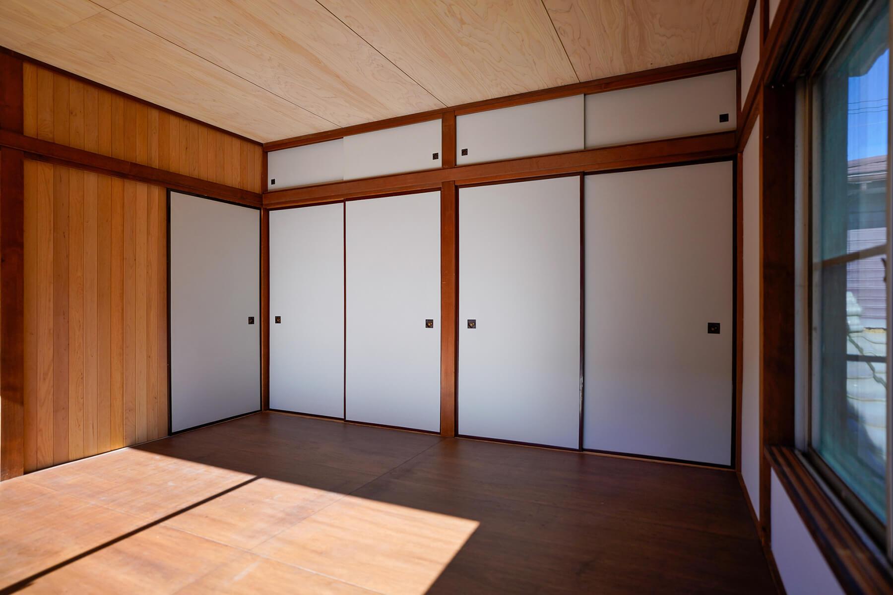 中野区上高田の賃貸物件/収納の扉は和室の名残りを感じる襖。壁のグレーと同じ色の襖紙に貼り替えました