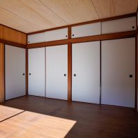 中野区上高田の賃貸物件/収納の扉は和室の名残りを感じる襖。壁のグレーと同じ色の襖紙に貼り替えました