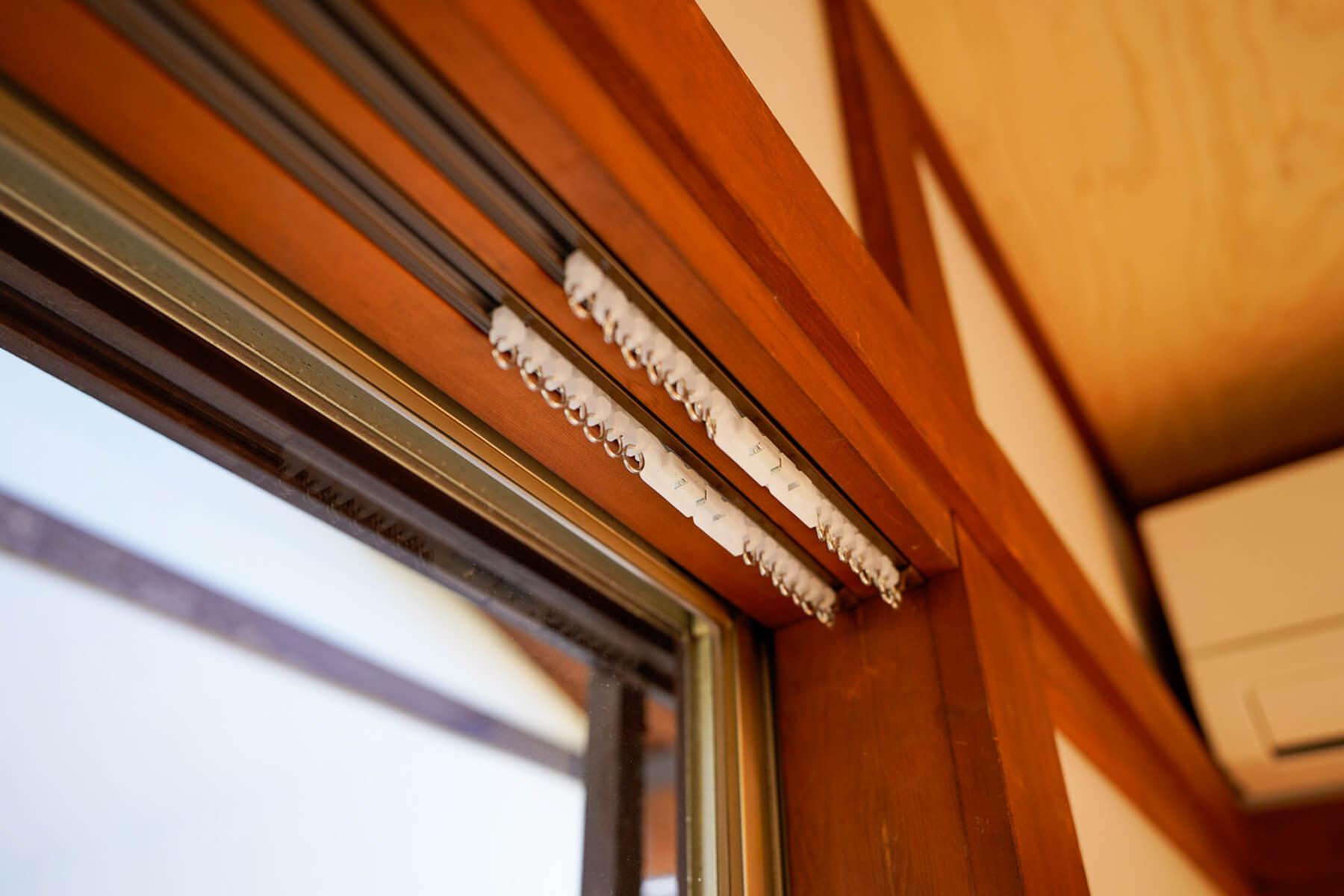 中野区上高田の賃貸物件/寝室の窓は元は障子でした。障子の枠をうまく利用してカーテンレールを設置したのは工務店さんのアイデアです