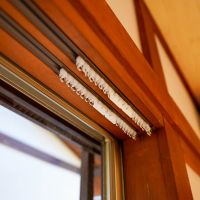 中野区上高田の賃貸物件/寝室の窓は元は障子でした。障子の枠をうまく利用してカーテンレールを設置したのは工務店さんのアイデアです