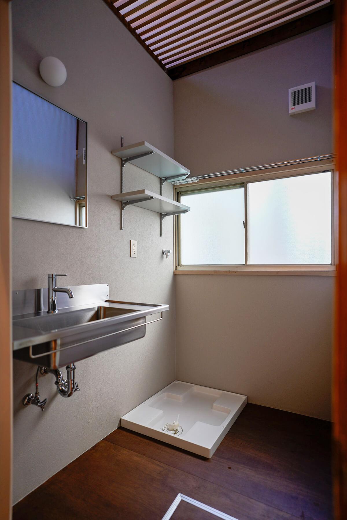 中野区上高田の賃貸物件/洗面脱衣室。吹き抜けにしたので天井が高くなりました