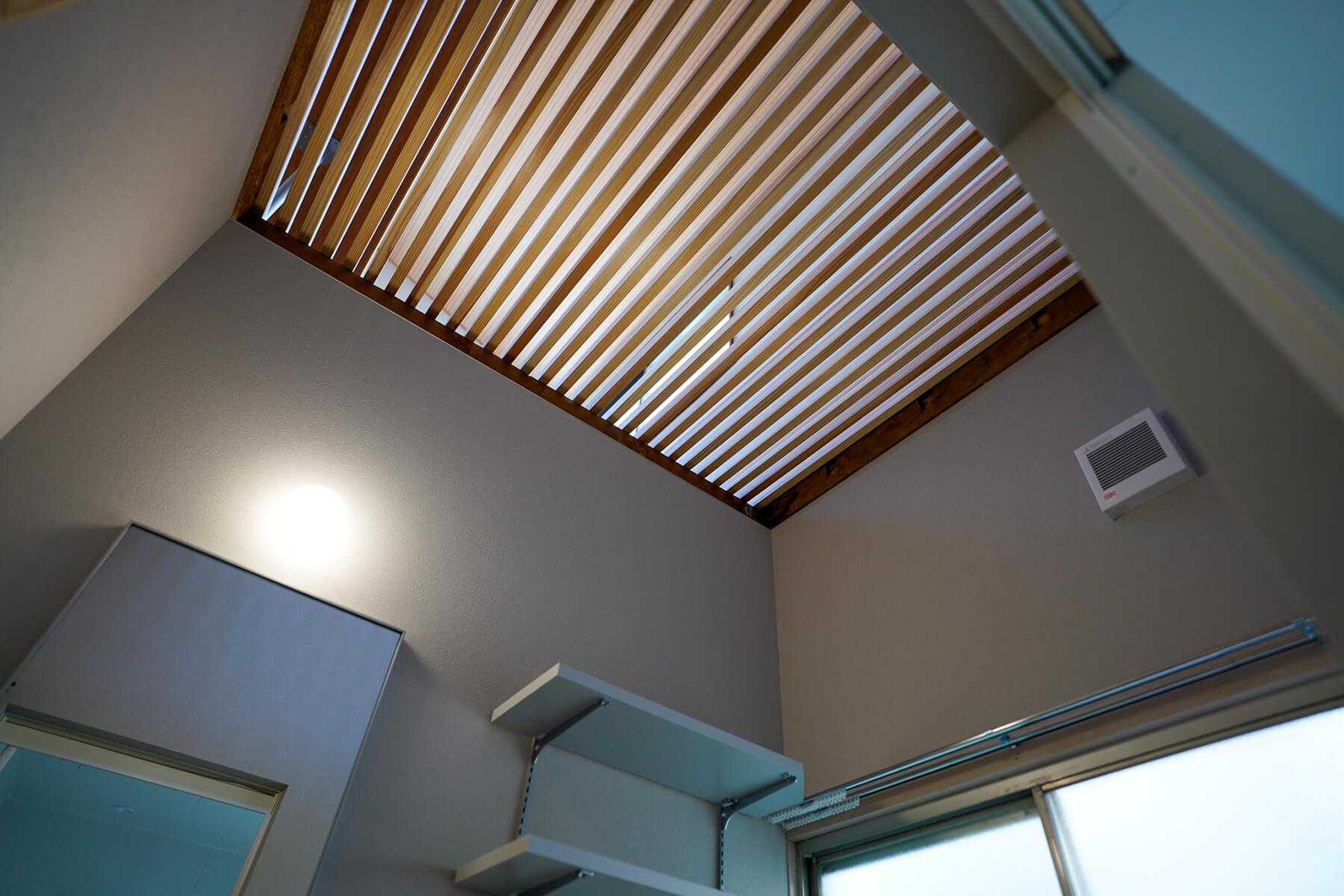 中野区上高田の賃貸物件/洗面脱衣室の天井はルーバーで、時間によって隙間から日の光が落ちてきます