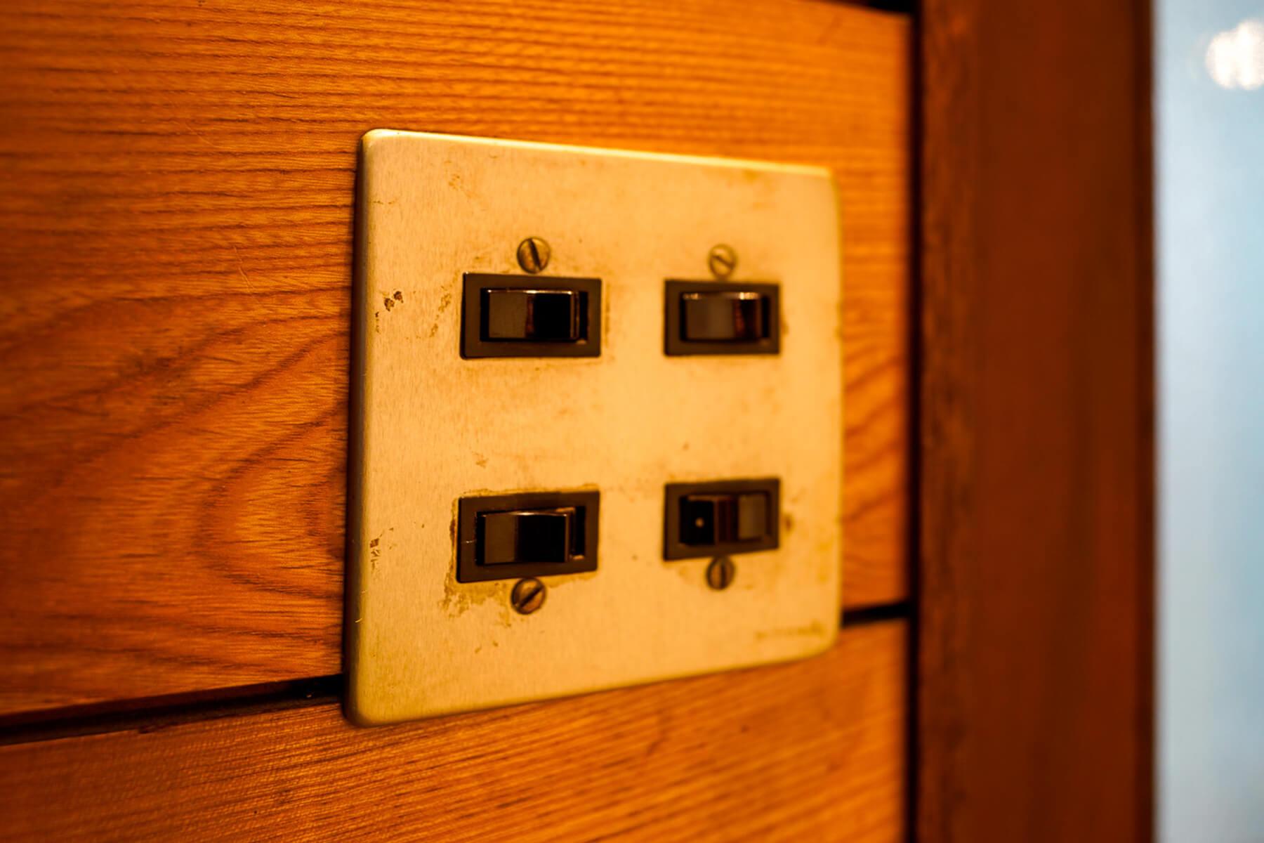 中野区上高田の賃貸物件/スイッチはNationalやHITACHI製の古いものだったので、なるべく残しました