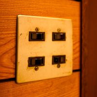 中野区上高田の賃貸物件/スイッチはNationalやHITACHI製の古いものだったので、なるべく残しました