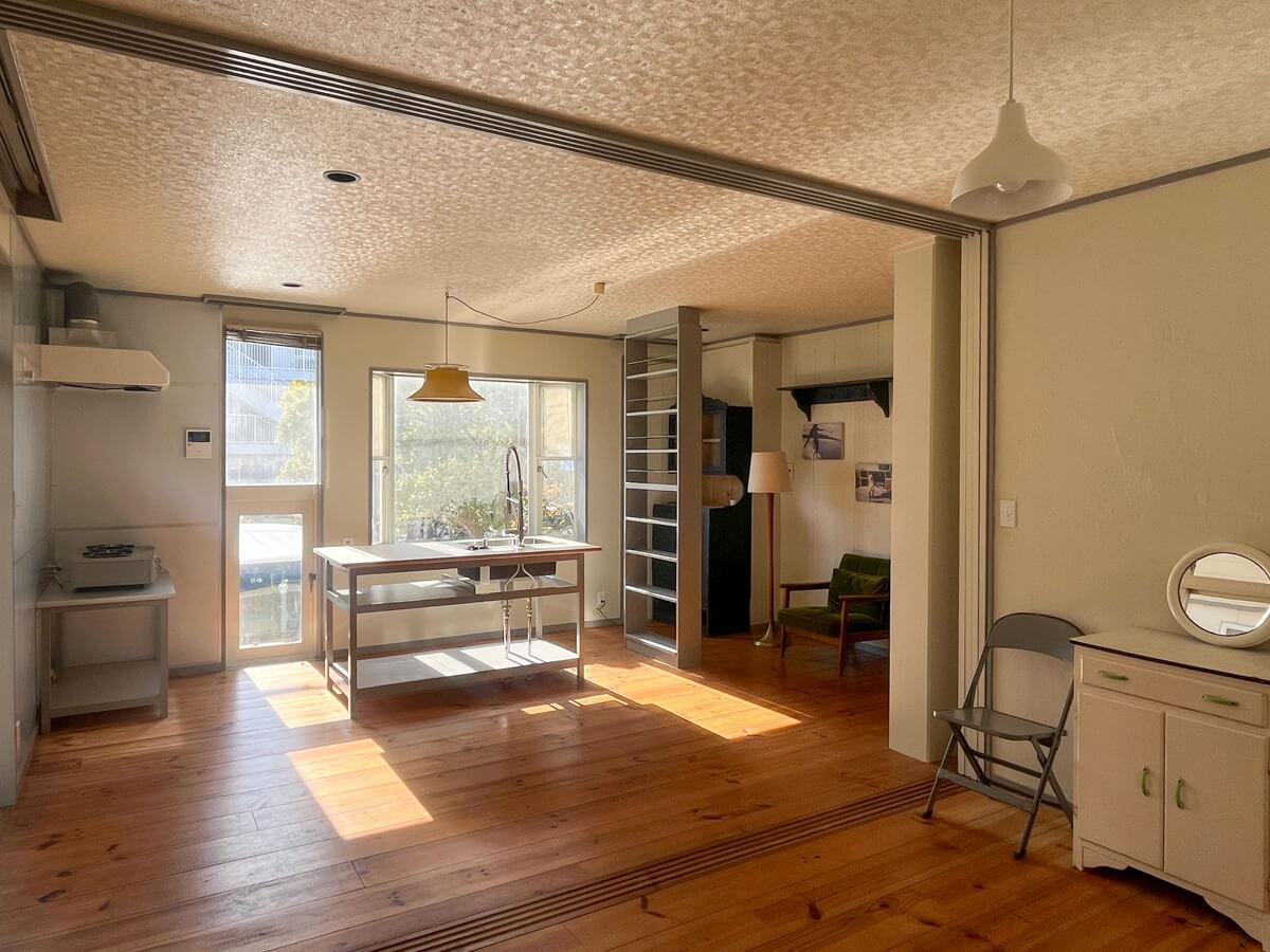 神奈川県藤沢市辻堂東海岸の賃貸物件/建具が天井まである背の高いタイプのものなので、垂れ壁がなくスッキリとした間仕切り。建具は目立たないように格納できるのも良い