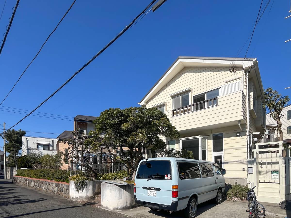 神奈川県藤沢市辻堂東海岸の賃貸物件/外観。ハイエースの手前に駐車可能