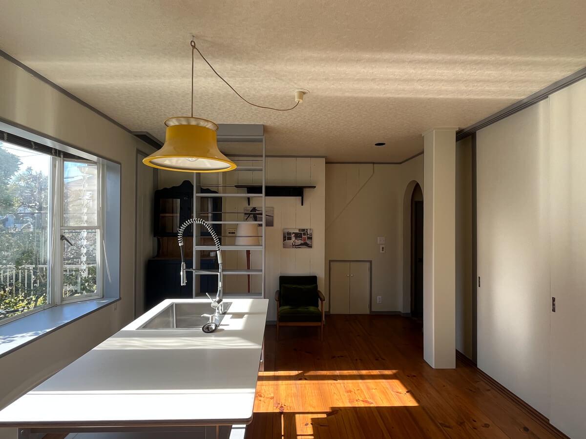 神奈川県藤沢市辻堂東海岸の賃貸物件/間仕切りで仕切ってみるとこんな感じ。オーナーさんがあつめたアンティークの照明がモダンな雰囲気