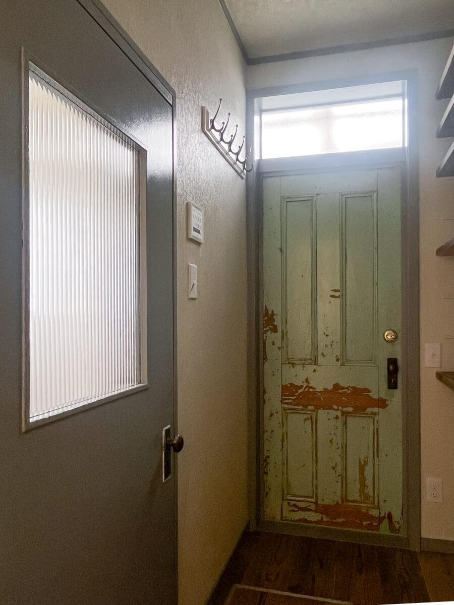 神奈川県藤沢市辻堂東海岸の賃貸物件/オーナーさんがわざわざ見つけてきた味のある建具が目を引きます