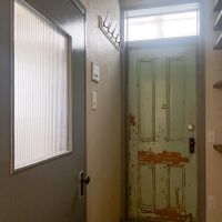 神奈川県藤沢市辻堂東海岸の賃貸物件/オーナーさんがわざわざ見つけてきた味のある建具が目を引きます