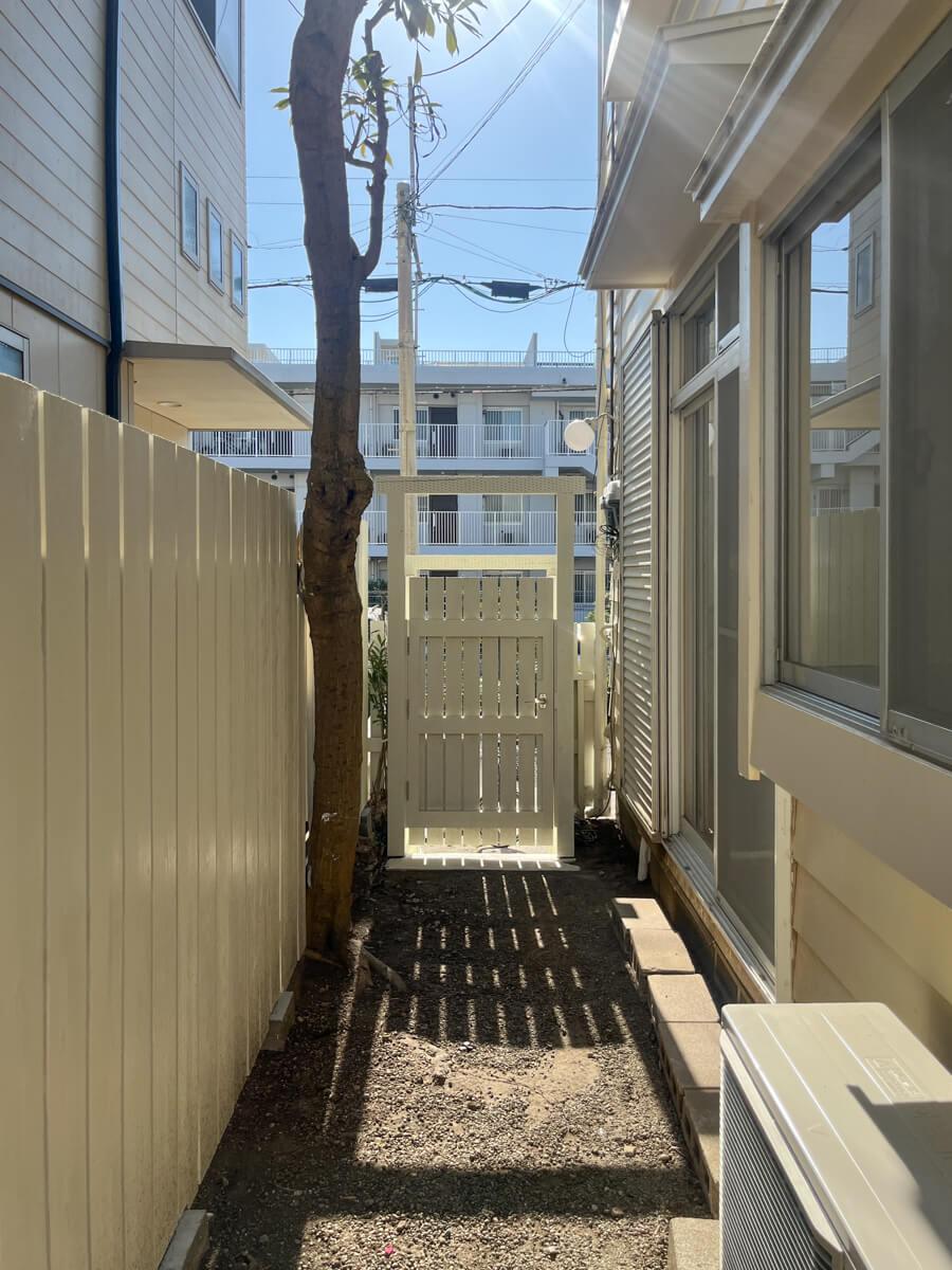 神奈川県藤沢市辻堂東海岸の賃貸物件/外まわりは全て木柵の塗装で仕上げていて、この柔らかい色加減も絶妙です（この土部分のアプローチは植え込みなど相談できます）