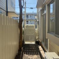 神奈川県藤沢市辻堂東海岸の賃貸物件/外まわりは全て木柵の塗装で仕上げていて、この柔らかい色加減も絶妙です（この土部分のアプローチは植え込みなど相談できます）