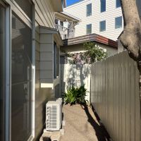 神奈川県藤沢市辻堂東海岸の賃貸物件/エントランスから正面。（この土部分のアプローチは植え込みなど相談できます）