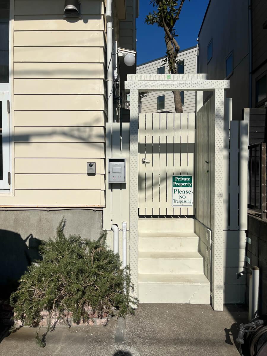 神奈川県藤沢市辻堂東海岸の賃貸物件/建物脇のエントランス