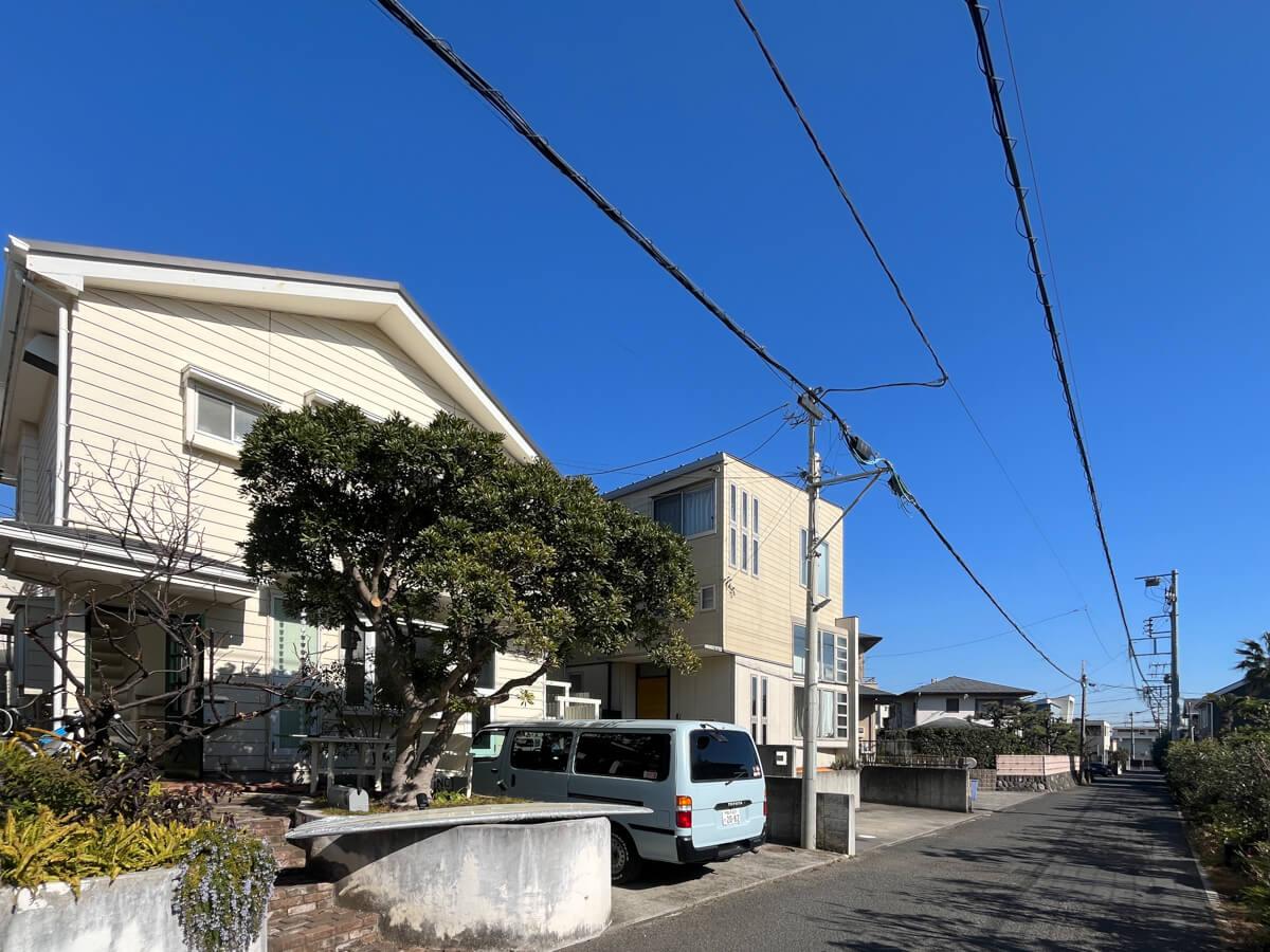 神奈川県藤沢市辻堂東海岸の賃貸物件/目の前は幅員もあって気持ちいい道です