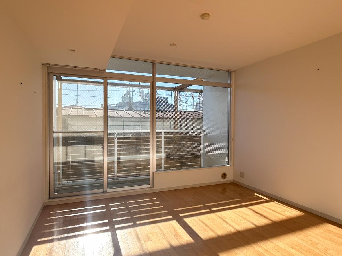 目黒区中央町の賃貸物件/リビング別角度から。天井高は2.7mほど。