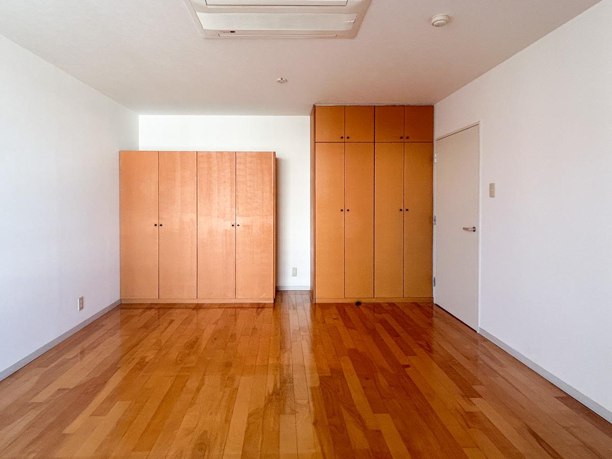 目黒区中央町の賃貸物件/洋室。収納棚も充実しています。