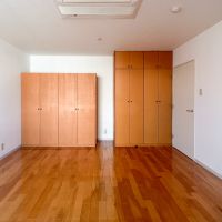 目黒区中央町の賃貸物件/洋室。収納棚も充実しています。