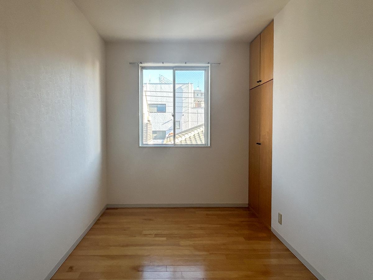 目黒区中央町の賃貸物件/こちらはもう1つ4.5畳ほどの洋室。書斎や作業スペースとしての使い方ができそう。