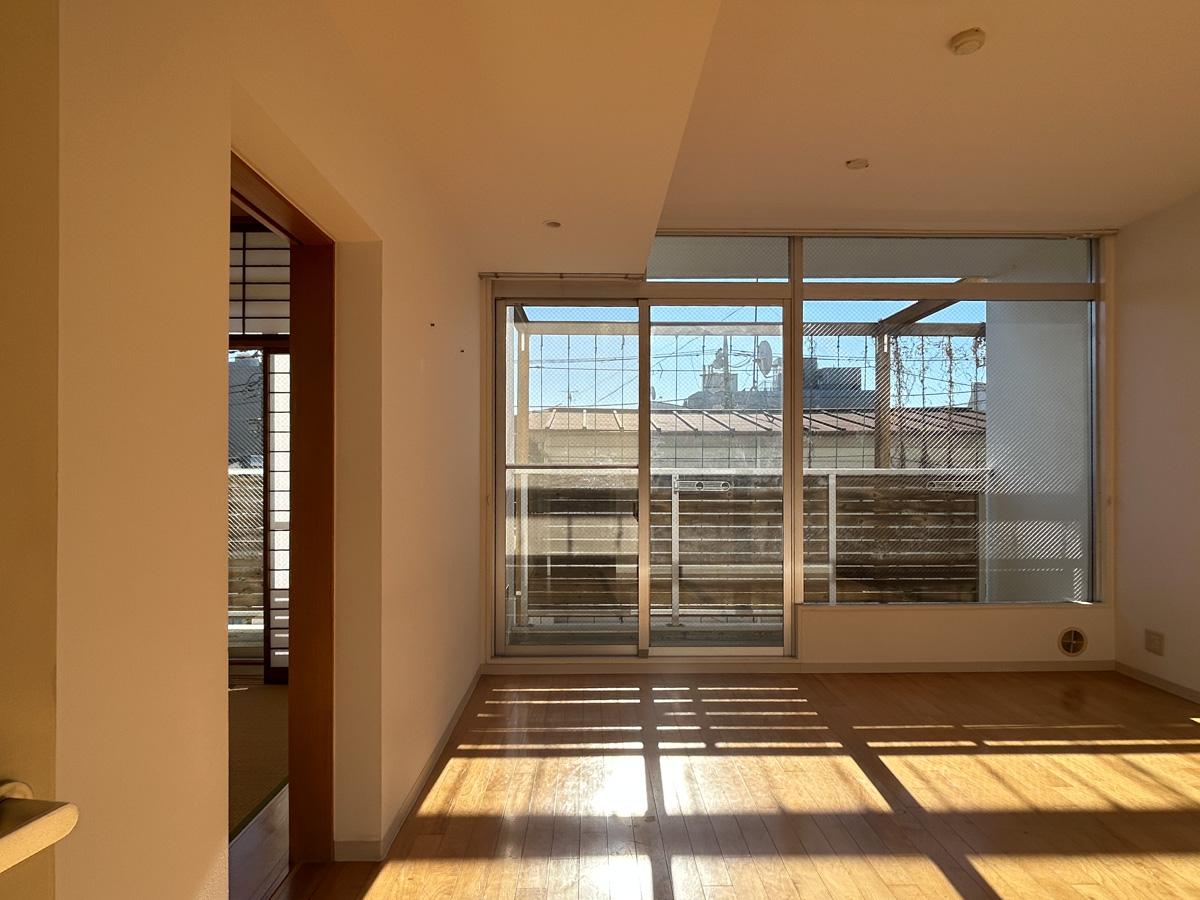 目黒区中央町の賃貸物件/リビングには午前中からまばゆい日光が注いできます