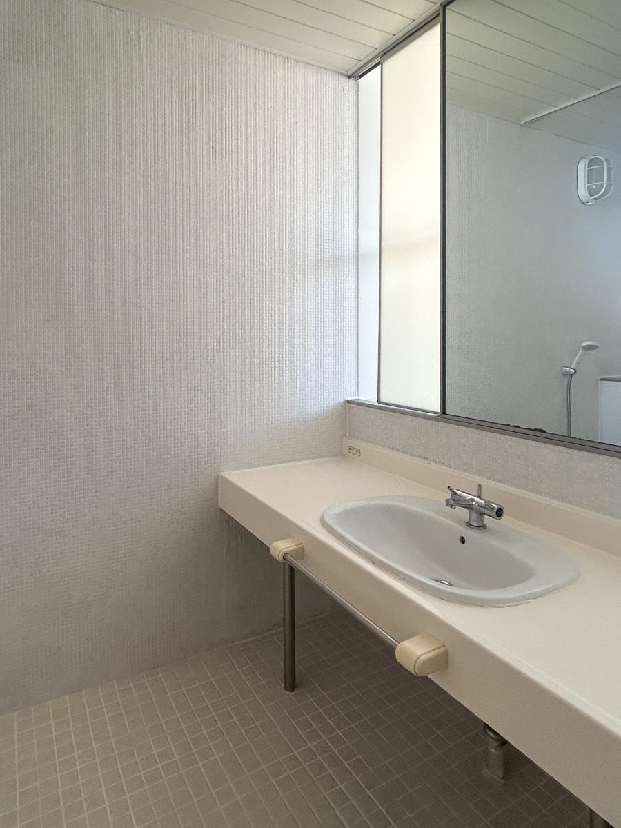 目黒区中央町の賃貸物件/洗面台。バスルームと同部屋です。