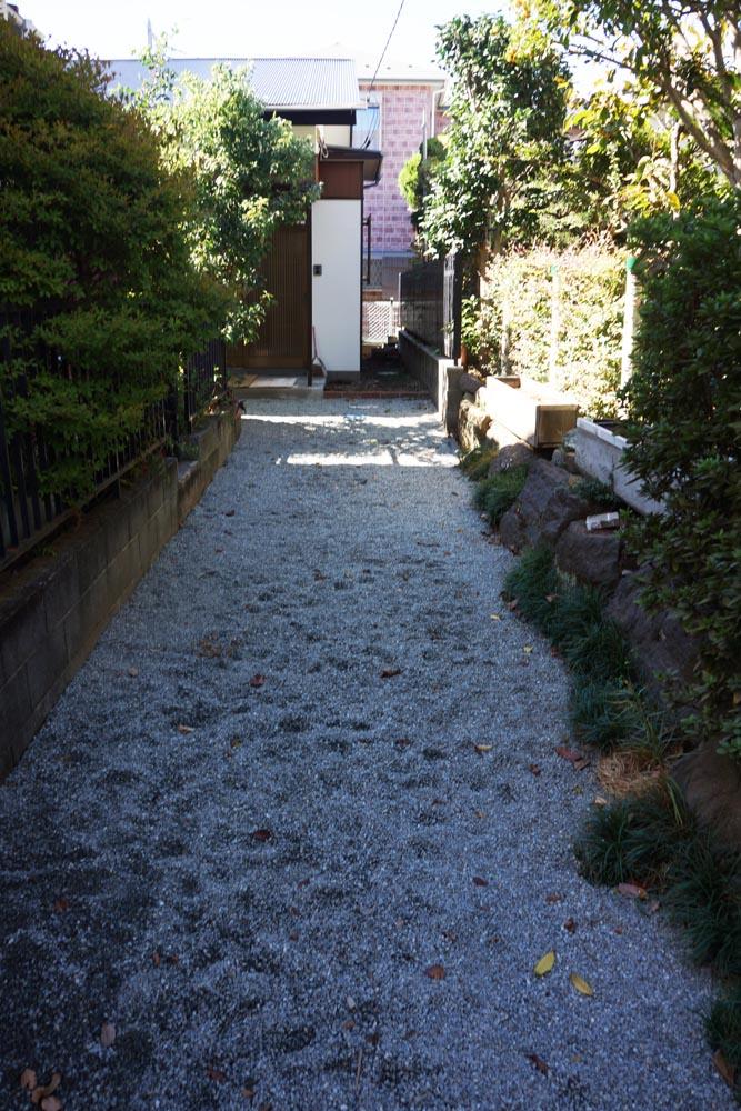 茅ヶ崎市矢畑の賃貸物件/奥が玄関。このアプローチも物件の期待感を高めている