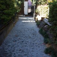 茅ヶ崎市矢畑の賃貸物件/奥が玄関。このアプローチも物件の期待感を高めている