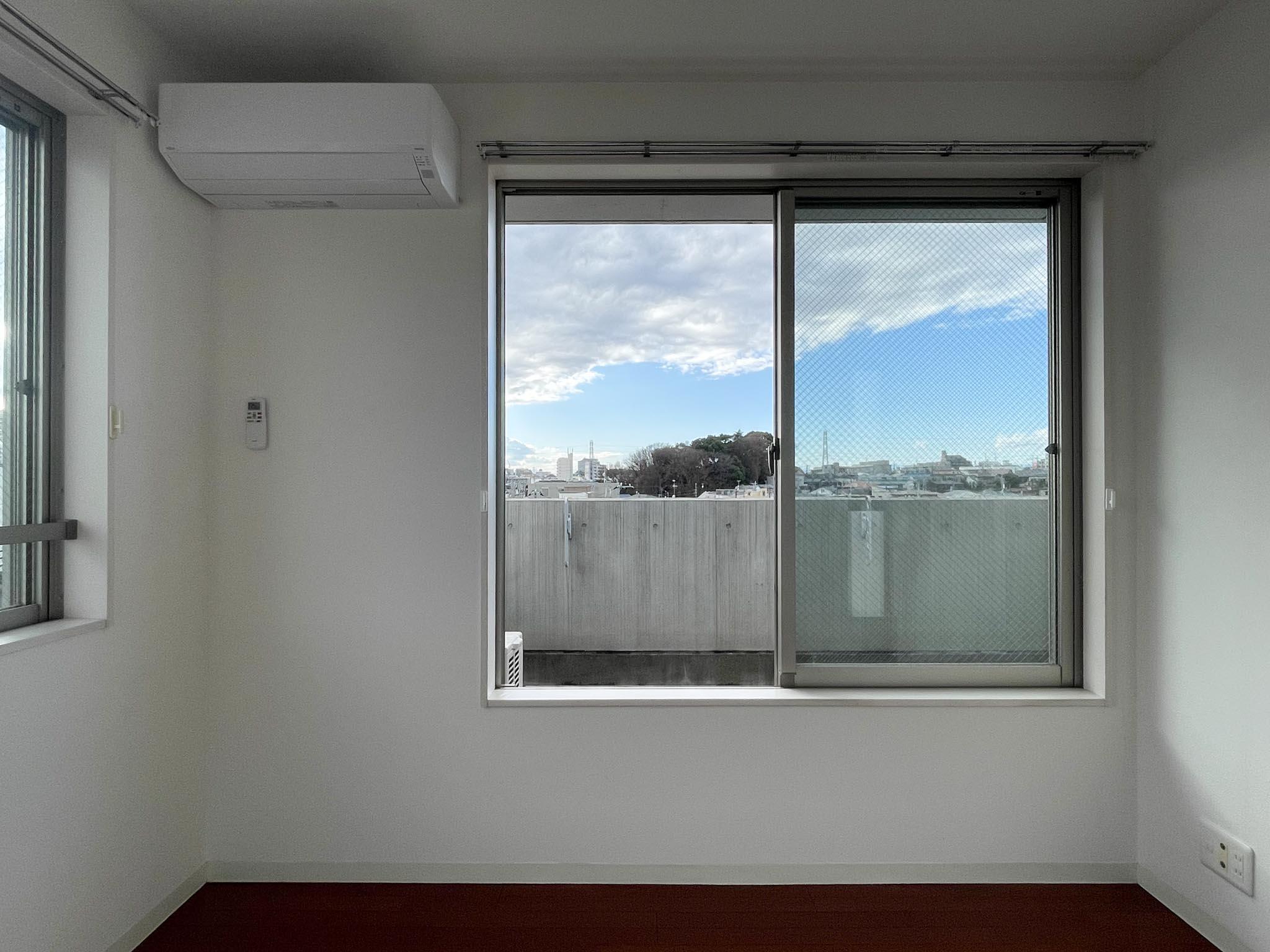 世田谷区太子堂の賃貸物件/上階：ルーフバルコニーへ出る窓