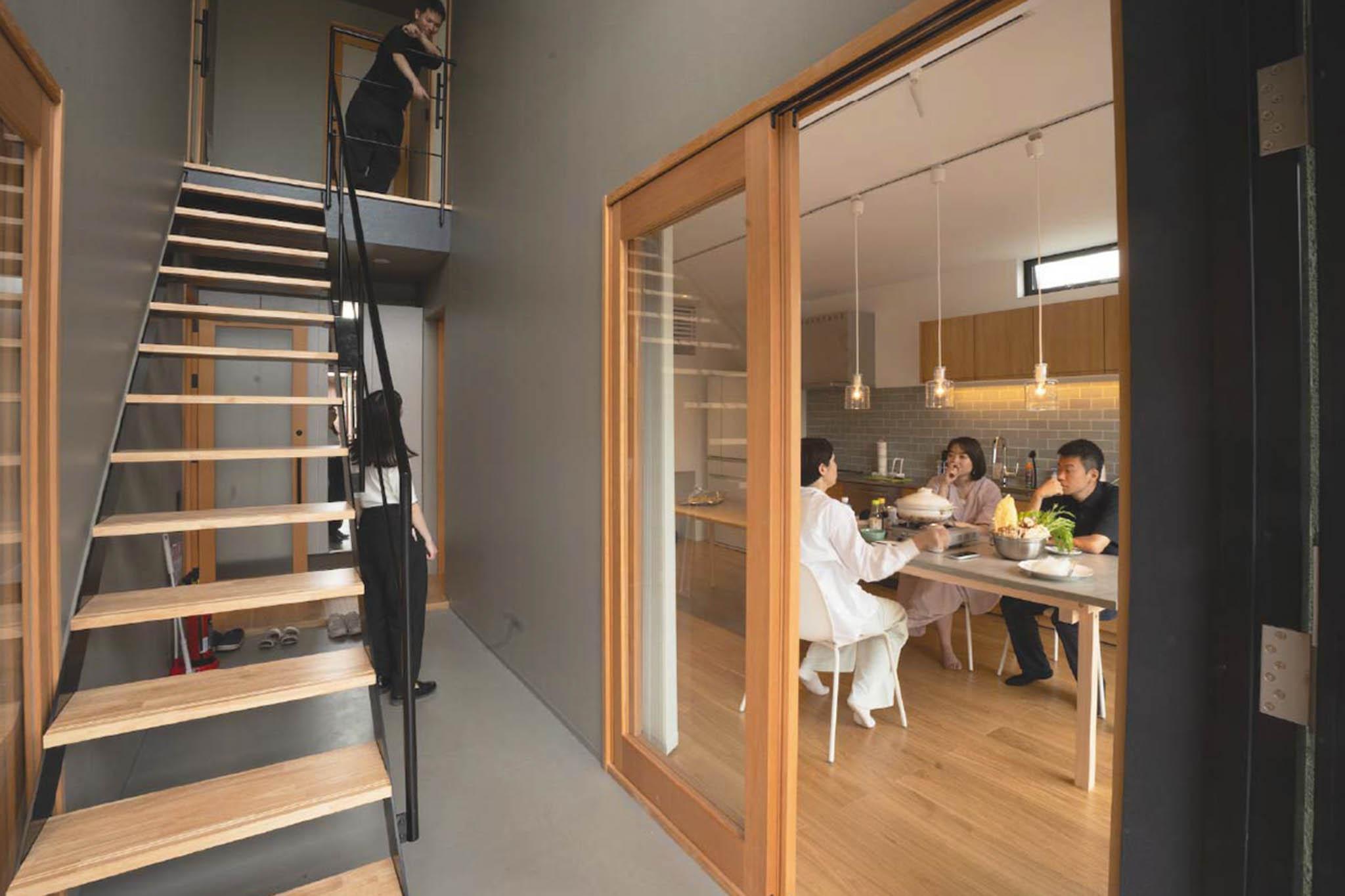 埼玉県川越市郭町の賃貸物件/シェアリビングのすぐ隣に、2階の専有部分へつながる階段があります