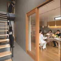 埼玉県川越市郭町の賃貸物件/シェアリビングのすぐ隣に、2階の専有部分へつながる階段があります