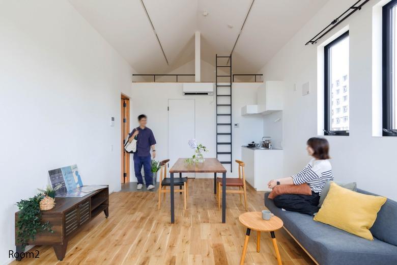 埼玉県川越市郭町の賃貸物件/ROOM2：少し広めのワンルーム。部屋全体の天井が高く、のびのびとした気分で過ごせそう