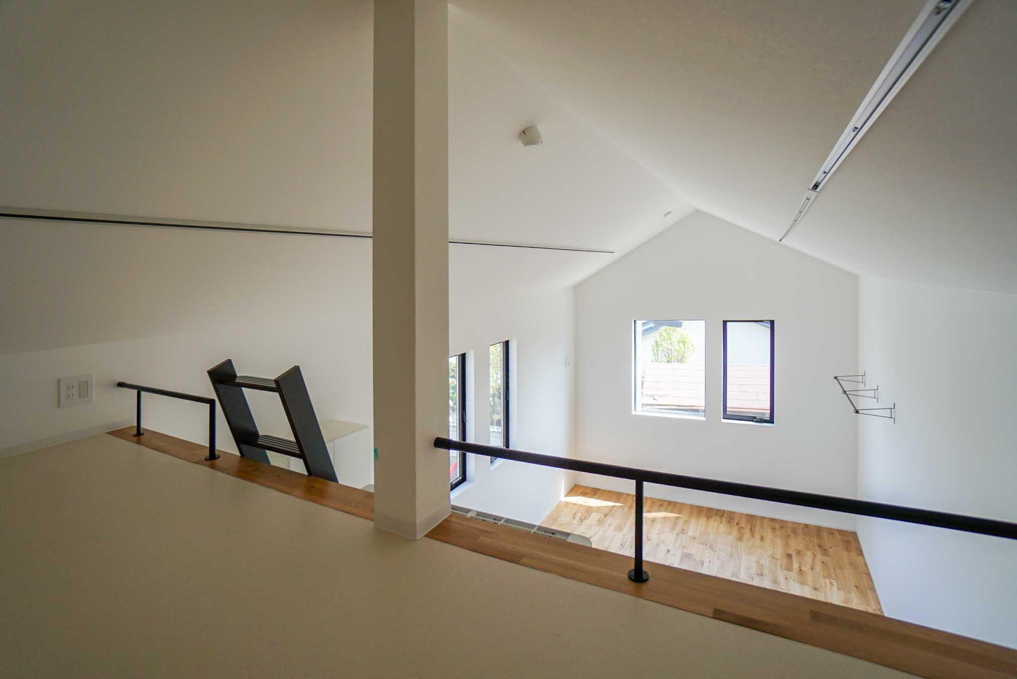 埼玉県川越市郭町の賃貸物件/ROOM2：ロフトから室内全体をみる