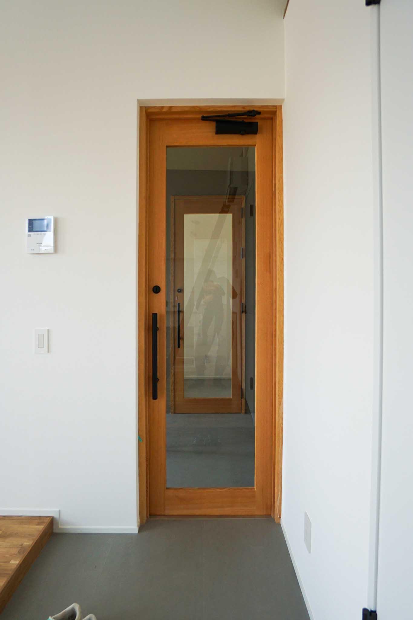 埼玉県川越市郭町の賃貸物件/ROOM2：玄関はガラス戸。部屋の中が丸見えなので、目隠しがある方が良いかも